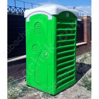 Туалетна Кабіна Укрхімпласт під Яму Зелена у використанні на території заміського приватного будинку