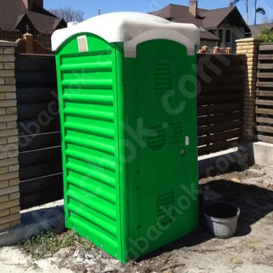 Туалетна Кабіна Укрхімпласт під Яму Зелена у використанні на території заміського приватного будинку