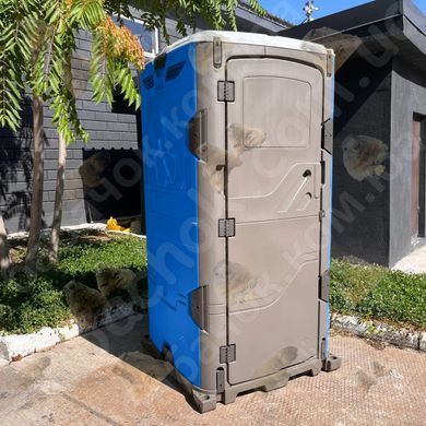Туалетна кабіна T Blustar RapidLoo STAR (blu stark b04) у використанні біля складського приміщення