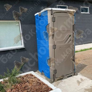 Туалетна кабіна T Blustar RapidLoo STAR (blu stark b04) у використанні біля складського приміщення