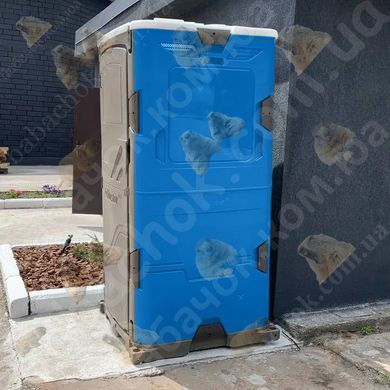 Туалетна кабіна T Blustar RapidLoo STAR (blu stark b04) у використанні біля складського приміщення
