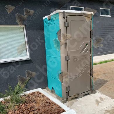 Туалетна кабіна T Blustar RapidLoo STAR (verde tiffany v07) у використанні біля складського приміщення