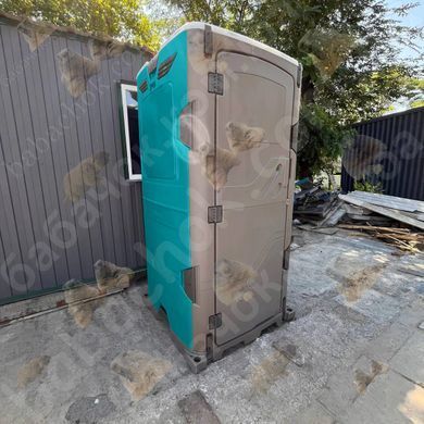 Туалетна Кабіна T Blustar RapidLoo STAR (verde tiffany v07) у використанні під час будівництва