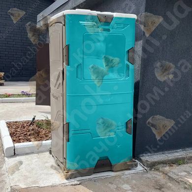 Туалетна кабіна T Blustar RapidLoo STAR (verde tiffany v07) у використанні біля складського приміщення