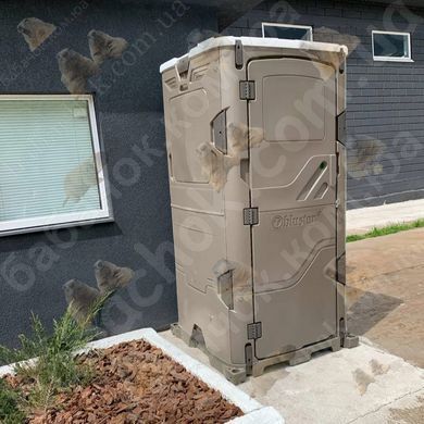 Туалетна кабіна T Blustar RapidLoo STAR (grey e/15) у використанні біля складського приміщення