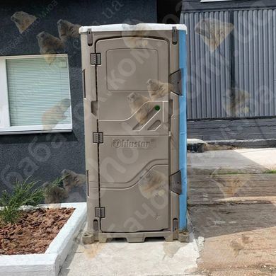 Туалетна кабіна T Blustar RapidLoo STAR (azure e/749) у використанні біля складського приміщення