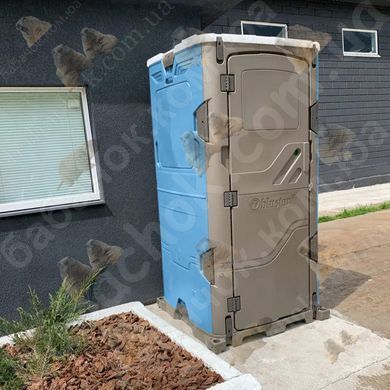 Туалетна кабіна T Blustar RapidLoo STAR (azure e/749) у використанні біля складського приміщення