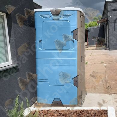 Туалетна кабіна T Blustar RapidLoo STAR (azure e/749) у використанні біля складського приміщення