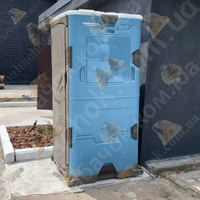 Туалетна кабіна T Blustar RapidLoo STAR (azure e/749) у використанні біля складського приміщення