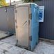 Туалетна Кабіна T Blustar RapidLoo STAR (azure e/749) у використанні під час будівництва