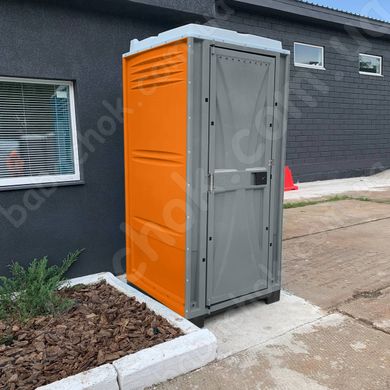 Туалетна кабіна Armal CUBE Bright Orange у використанні біля офісного приміщення