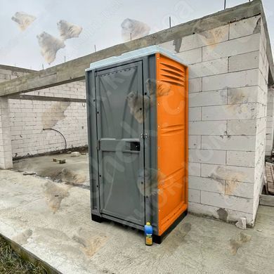 Туалетна Кабіна Armal CUBE Bright Orange у використанні під час будівництва