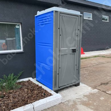 Туалетна кабіна Armal CUBE Medium Blue у використанні біля офісного приміщення