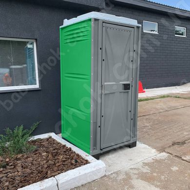 Туалетна кабіна Armal CUBE Green у використанні біля офісного приміщення
