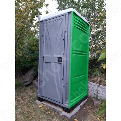 Туалетна Кабіна Armal CUBE Green у використанні на заміській дачній ділянці