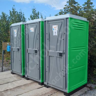 Три Туалетні Кабіни Armal CUBE Green у використанні під час будівництва приватного будику