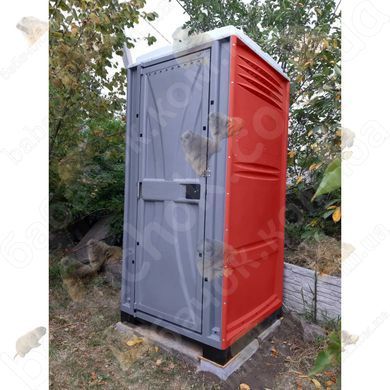 Туалетна Кабіна Armal CUBE Bright Red у використанні на заміській дачній ділянці