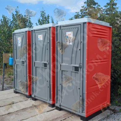 Три Туалетні Кабіни Armal CUBE Bright Red у використанні під час будівництва приватного будику