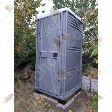 Туалетна Кабіна Armal CUBE Ash Grey у використанні на заміській дачній ділянці