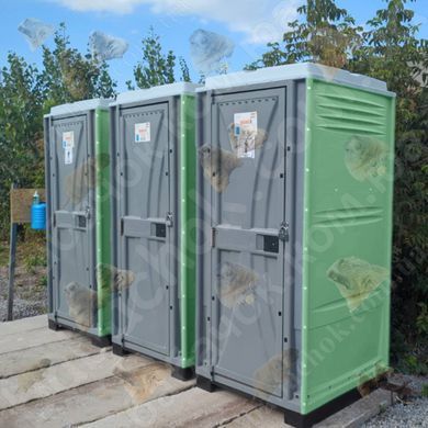 Три Туалетні Кабіни Armal CUBE Apple Green у використанні під час будівництва приватного будику