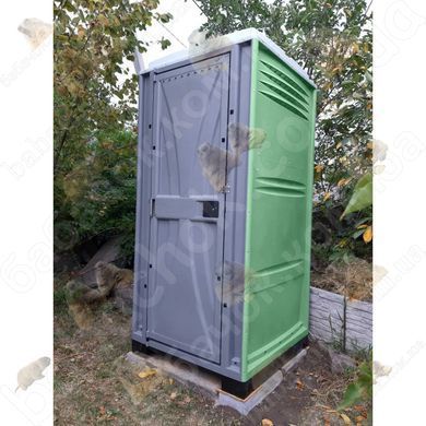 Туалетна Кабіна Armal CUBE Apple Green у використанні на заміській дачній ділянці