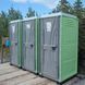 Три Туалетні Кабіни Armal CUBE Apple Green у використанні під час будівництва приватного будику