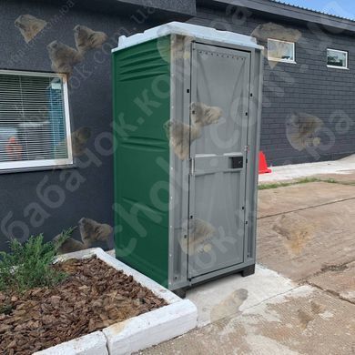 Туалетна кабіна Armal CUBE Pine Green у використанні біля офісного приміщення