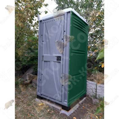 Туалетна Кабіна Armal CUBE Pine Green у використанні на заміській дачній ділянці