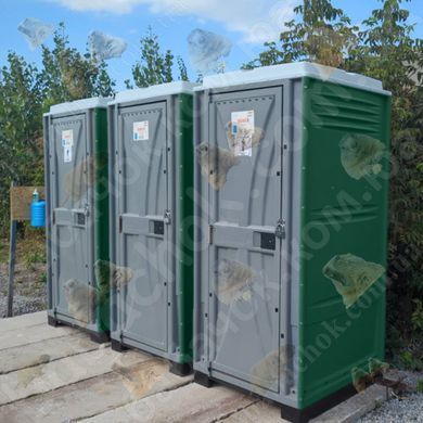 Три Туалетні Кабіни Armal CUBE Pine Green у використанні під час будівництва приватного будику