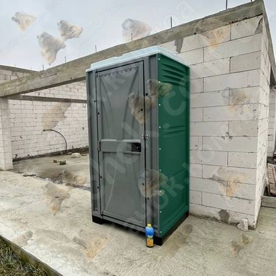 Туалетна Кабіна Armal CUBE Pine Green у використанні під час будівництва