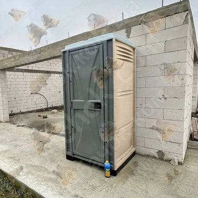 Туалетна Кабіна Armal CUBE Vanilla у використанні під час будівництва