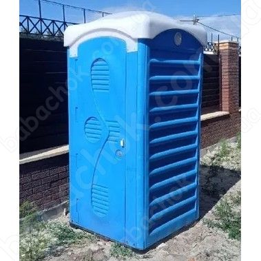 Туалетна Кабіна Укрхімпласт ТКМ Синя у використанні на території заміського приватного будинку
