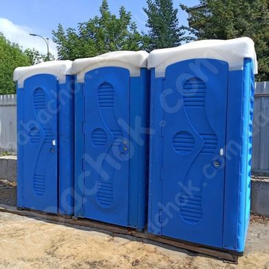 Три Туалетні Кабіни Укрхімпласт ТКМ Синя у використанні під час будівництва приватного будику