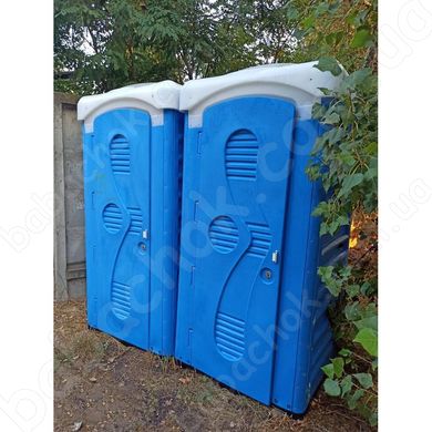 Дві Туалетні Кабіни Укрхімпласт ТКМ Синя у використанні під час будівництва приватного будику
