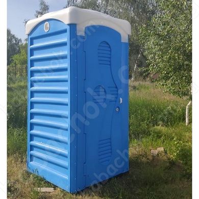 Туалетна Кабіна Укрхімпласт ТКМ Синя у використанні на заміській дачній ділянці