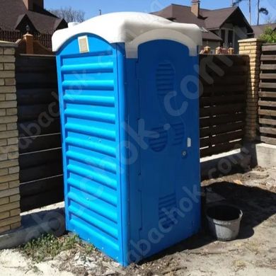 Туалетна Кабіна Укрхімпласт ТКМ Синя у використанні на території заміського приватного будинку