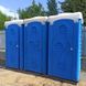 Три Туалетні Кабіни Укрхімпласт ТКМ Синя у використанні під час будівництва приватного будику
