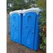 Дві Туалетні Кабіни Укрхімпласт ТКМ Синя у використанні під час будівництва приватного будику