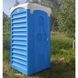 Туалетна Кабіна Укрхімпласт ТКМ Синя у використанні на заміській дачній ділянці