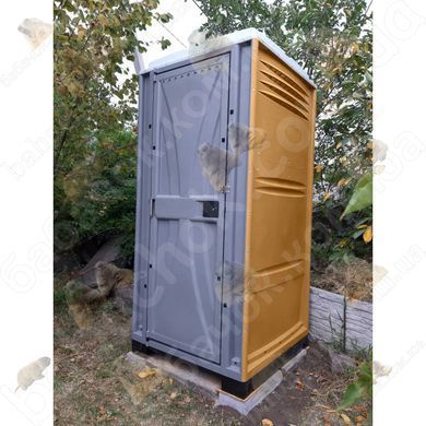 Туалетна Кабіна Armal CUBE Caramel у використанні на заміській дачній ділянці