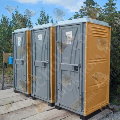 Три Туалетні Кабіни Armal CUBE Caramel у використанні під час будівництва приватного будику