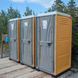 Три Туалетні Кабіни Armal CUBE Caramel у використанні під час будівництва приватного будику