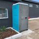 Туалетна кабіна Armal CUBE Turquoise у використанні біля офісного приміщення