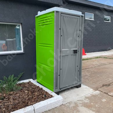 Туалетна кабіна Armal CUBE Green-Lime у використанні біля офісного приміщення