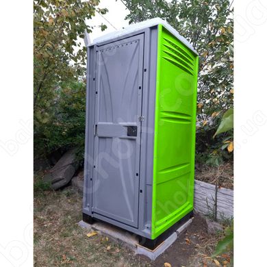 Туалетна Кабіна Armal CUBE Green-Lime у використанні на заміській дачній ділянці