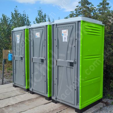 Три Туалетні Кабіни Armal CUBE Green-Lime у використанні під час будівництва приватного будику