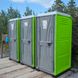 Три Туалетні Кабіни Armal CUBE Green-Lime у використанні під час будівництва приватного будику