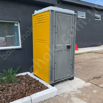 Туалетна кабіна Armal CUBE Chrome Yellow у використанні біля офісного приміщення