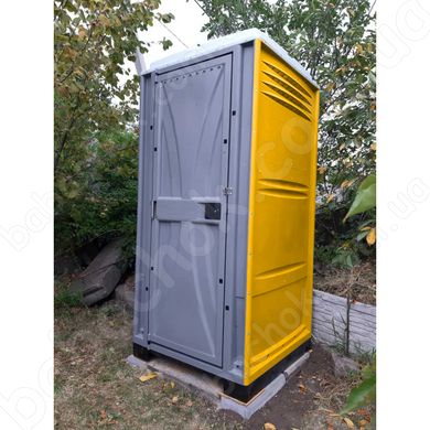 Туалетна Кабіна Armal CUBE Chrome Yellow у використанні на заміській дачній ділянці