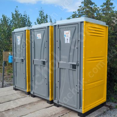 Три Туалетні Кабіни Armal CUBE Chrome Yellow у використанні під час будівництва приватного будику